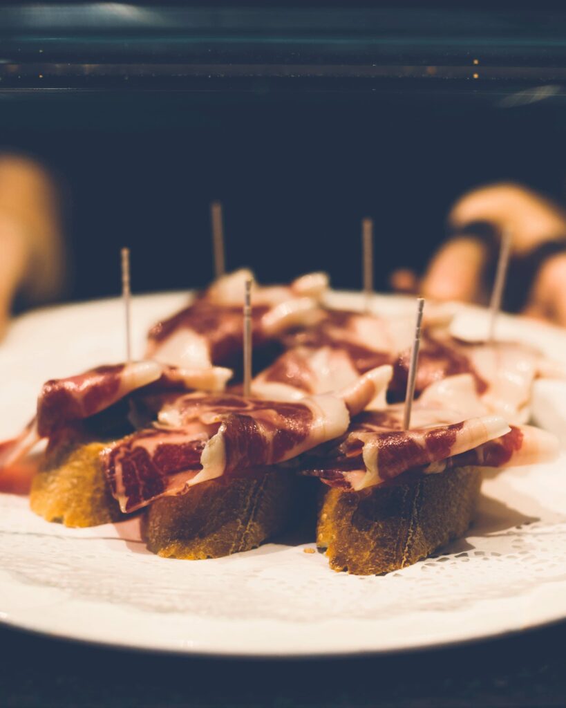crop-hands-holding-meat-tartines-kopie